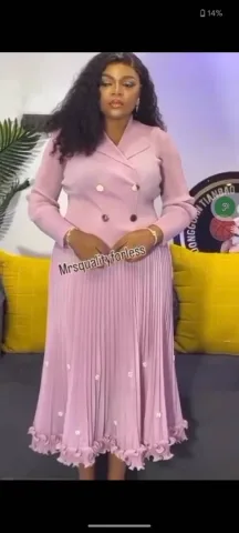 WOMAN WEARS