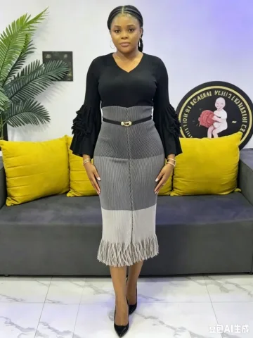 WOMAN WEARS
