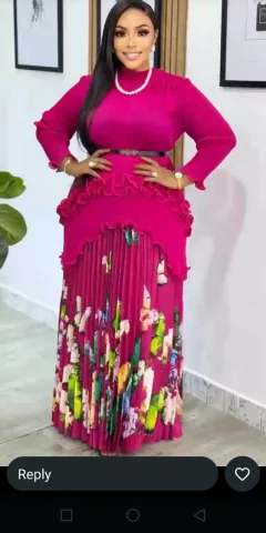 WOMAN WEARS